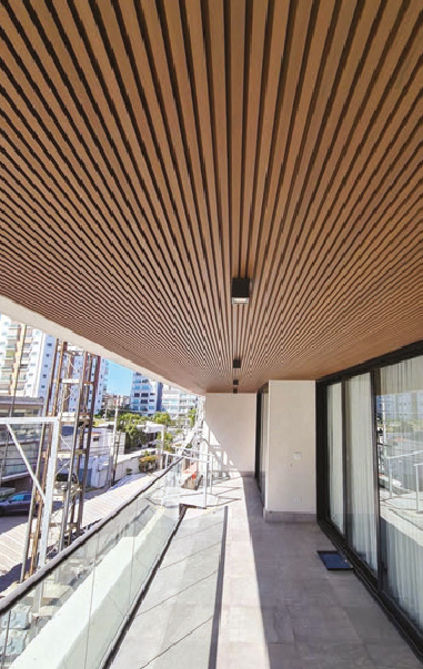 Paneles madera acústica terraza exterior en Manzano Cáceres