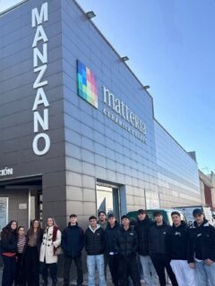 📚✨ Hemos recibido una visita muy especial

Nos han visitado alumnos del IES Caurium (Coria, Cáceres) para desarrollar un trabajo dentro de su programa sobre empresa familiar.

Ha sido un placer compartir con ellos nuestra experiencia, mostrarles cómo trabajamos día a día y transmitirles los valores que hacen única a una empresa familiar: compromiso, esfuerzo y cercanía.

Gracias por vuestro interés y por esta visita tan enriquecedora 👏
¡Os deseamos mucho éxito en vuestro proyecto!

#EmpresaFamiliar #IESCaurium #VisitaEducativa #Formación #AprenderHaciendo Coria Cáceres