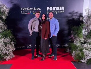 ✨ Seguimos creciendo para ofrecerte lo mejor ✨

Esta semana hemos visitado las fábricas de cerámica en Castellón, seleccionando novedades, descubriendo tendencias y cuidando cada detalle para poder ofrecer a nuestros clientes siempre la mejor calidad.

Porque no se trata solo de vender cerámica…
Se trata de conocer el producto desde su origen, de trabajar directamente con fábrica y de elegir personalmente cada colección que llega a nuestra exposición.
Innovación, diseño y calidad.

Siempre pensando en vosotros. 🤍

📍 Muy pronto os enseñamos todas las novedades.

#Cerámica #Castellón #Tendencias #Calidad #EmpresaFamiliar Construcción Interiorismo PrefabricadosManzano