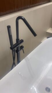 Los espacios de baño también pueden ser sinónimo de diseño, equilibrio y confort. 

En Prefabricados Manzano, nuestro showroom te invita a descubrir combinaciones únicas de materiales y acabados que convierten cualquier idea en un proyecto real.

Te esperamos para que vivas la calidad y el estilo de cerca, con el asesoramiento de nuestro equipo de profesionales.

#decoracion #showroom #baño #interiorismo #prefabricadosmanzano