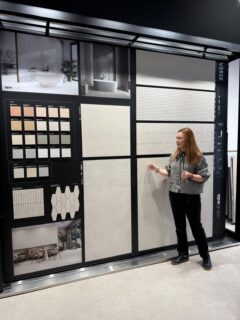 Seguimos mejorando para ofreceros lo último.

Hoy hemos recibido formación de @apegrupo en nuestra exposición, donde nos han presentado un nuevo expositor ya instalado y la nueva colección 2026.

¡Muy pronto más novedades! 

#cerámica #baños #diseño #novedadesbaños2026