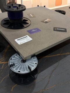 🔧 Solución inteligente para exteriores:

Hoy hemos recibido una formación de @peygran sobre sus soportes para pavimento elevado, una alternativa innovadora a los métodos tradicionales: más ligeros, seguros y sin barreras arquitectónicas.

Permiten una instalación rápida y sencilla, con acabados de alta calidad, drenaje oculto y un mantenimiento mucho más fácil. Además, son resistentes, duraderos y se adaptan a diferentes alturas y tipos de instalación.

📚 Apostamos siempre por la formación continua para ofrecer lo mejor a nuestros clientes. 

En este post también podéis ver ejemplos reales ya realizados.⏭️

💡 Innovación que transforma la complejidad en simplicidad.

#manzanoceramicaybaños #arquitecturaydiseños #pavimentoelevado #Exterior #Innovación