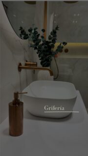 ¿Vas a reformar tu baño? No cometas el error de elegir el primer grifo que veas.

La grifería ya no es solo un elemento funcional, es el detalle que define la personalidad de todo el espacio:

◼️Clásicos atemporales: El cromo tradicional y el níquel nunca fallan si buscas un acabado brillante y duradero.
◼️Tendencia y contraste: Los acabados en negro mate o blanco mate aportan un carácter vanguardista. 🖤
◼️Elegancia y sofisticación: los tonos en oro cepillado o cobre elevan por completo el diseño de tu lavabo.

Entre tantas opciones, la textura, la caída del agua y el acabado solo se aprecian bien de cerca.

📍Ven a Manzano Cerámica y Baños, descubre nuestra exposición y deja que nuestro equipo te asesore para encontrar la combinación perfecta para tu hogar ¡Te esperamos!

#manzanoceramicaybaños #griferias #griferiasdediseño #bañosconestilo #exposiciondebaños